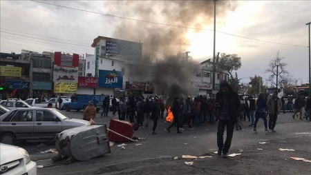 İranda polis etirazçılara atəş açıb - Ölənlər var