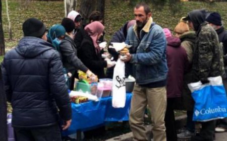 Müsəlman xanımlar evsizlərə pulsuz nahar verməyə başladı...-İbrətamiz-FOTOLAR