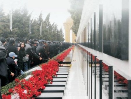 Şəhidlərin yanında üzüm yenə qaradı, Millət “yumruq” olmadı, yenə tikə-paradı... - İTHAF