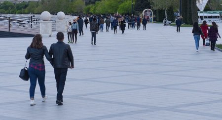 Havanın əsasən yağmursuz keçəcəyi, bəzi yerlərdə duman olacağı gözlənili