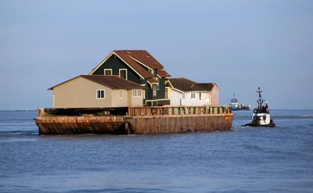 105 yaşlı evi gəmi ilə başqa şəhərə daşıdılar