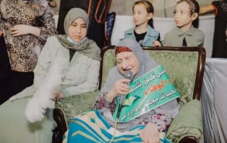 90 yaşlı kor qadın Qurani-Kərimi əzbər bilir və gənclərə dərs verir...-FOTOLAR