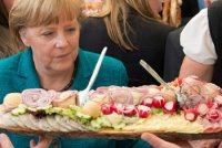 Kababı, kolbasanı, pivəni süfrəsindən yığışdıran Merkel – Birincilərin menyusu