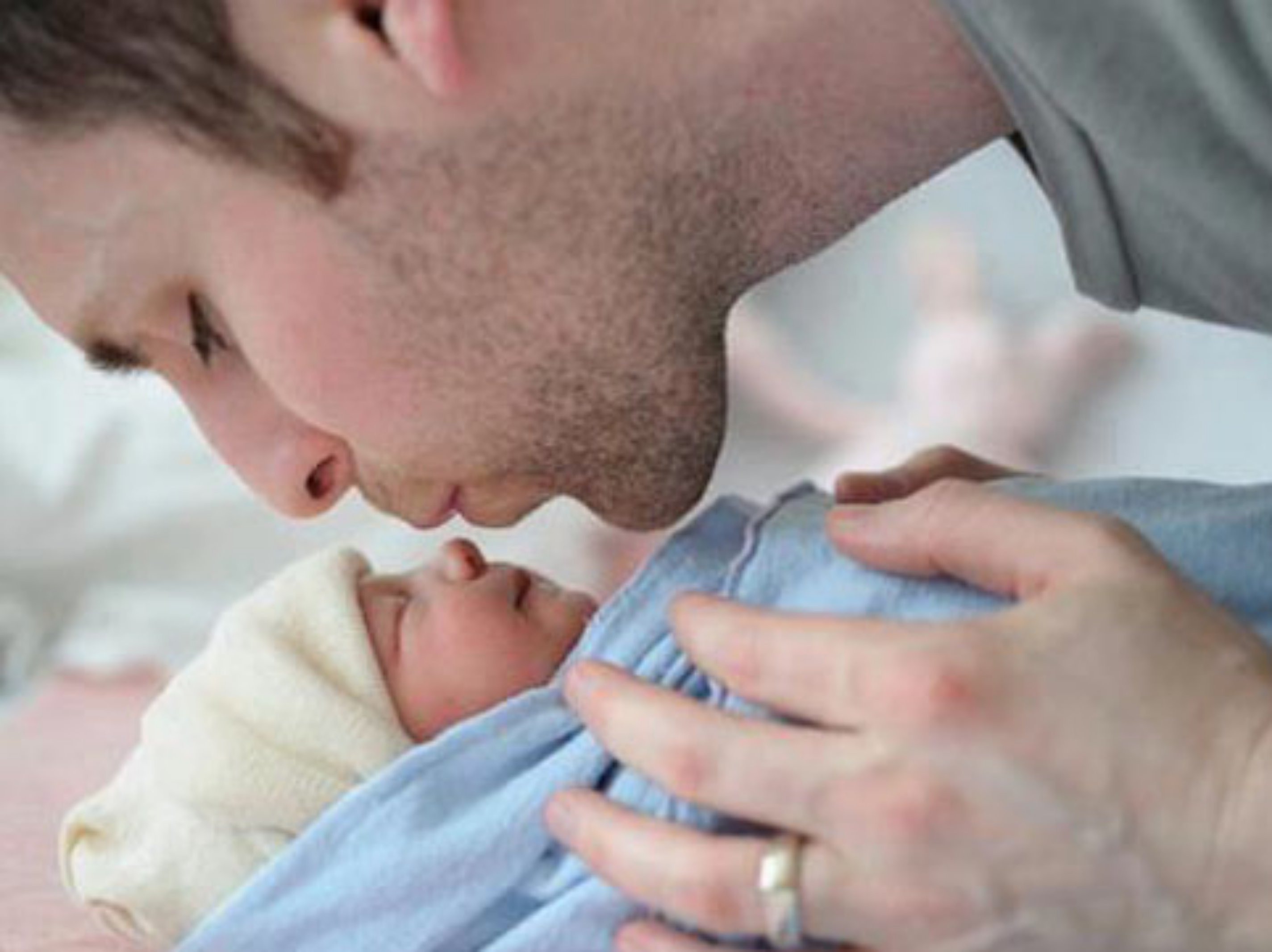 Стать отцами на рождение. Папа с новорожденным. Папа и новорожденный ребенок. Папа целует малыша. Папы с новорожденными детьми.