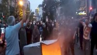 İran çalxalanır: Etirazçılar polisi yandırdı