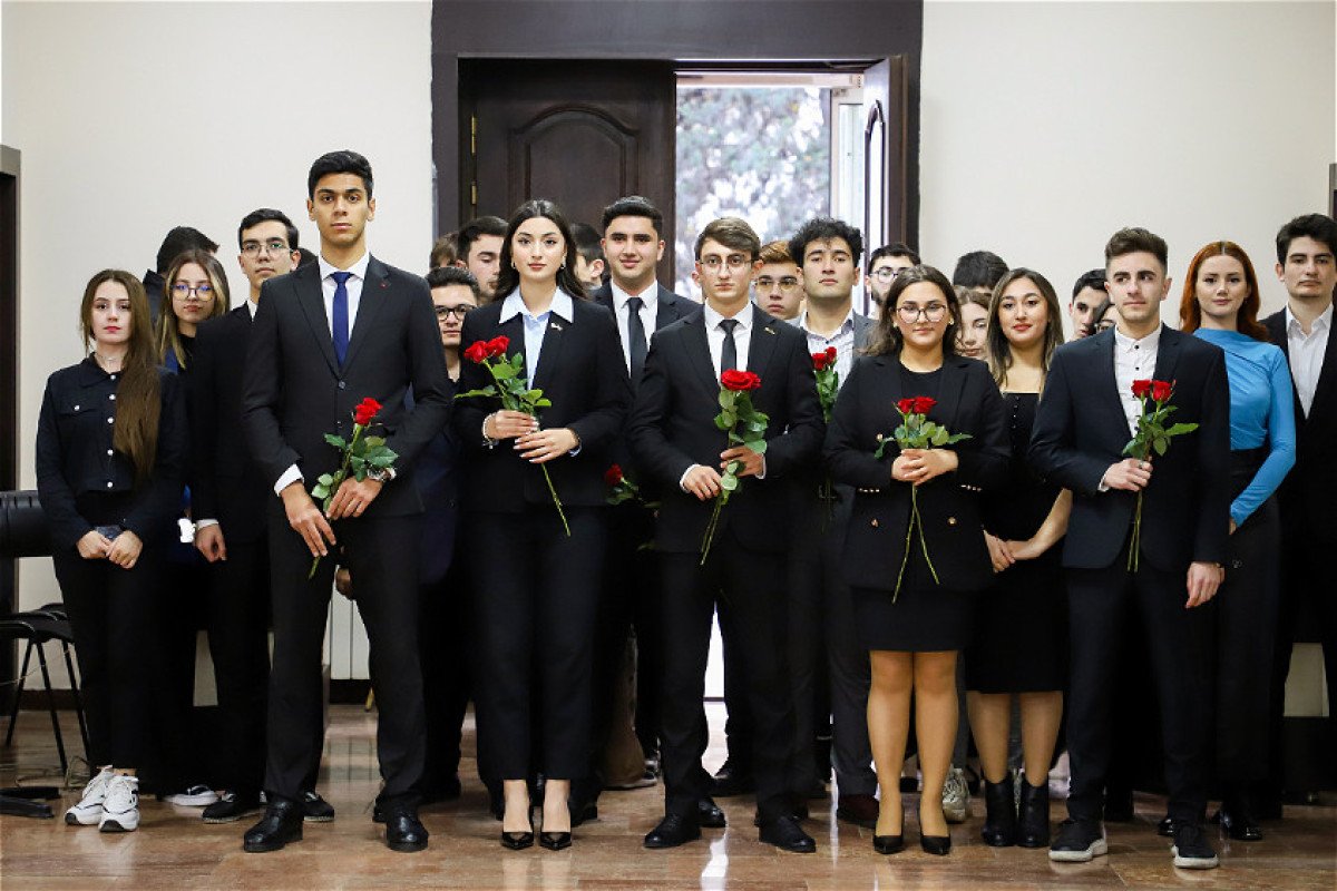Kamal Abdullanın kreslosunda oturan tələbə, ərəbistanlı səfirlə görüşən xəlifə - ADU-dan reportaj