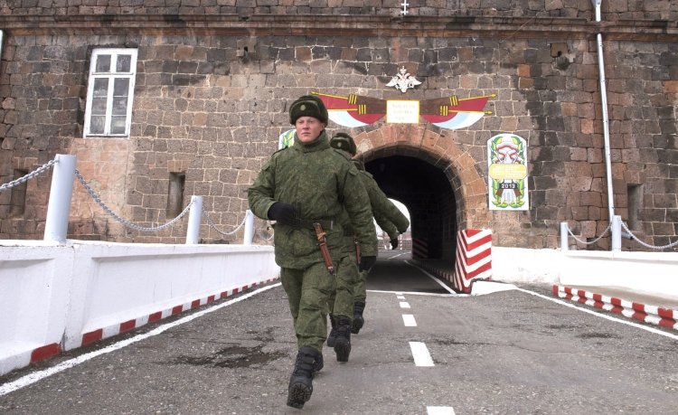 İrəvan Moskvaya baş qaldırır – “Ruslar, evinizə gedin!”, amma...